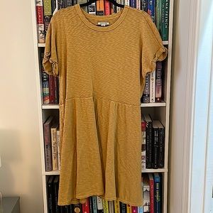 American Eagle short sleeve yellow dress. Hits at or above knee. Size large